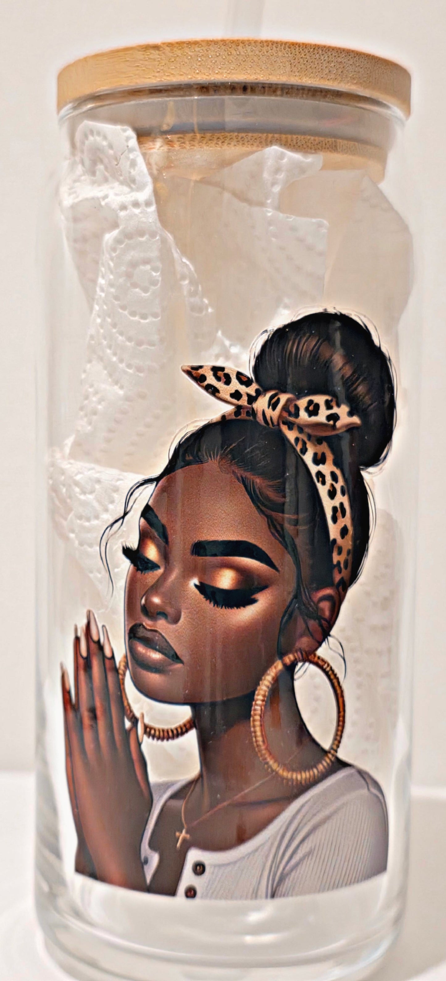 Praying woman w/bun can glass with bamboo lid. 20 oz